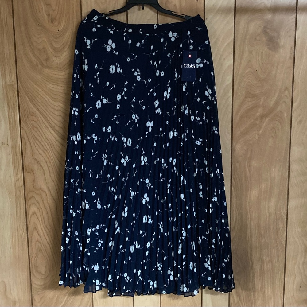 NWT Chaps navy blue and white accordion maxi skirt